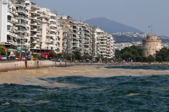 Άνδρας βούτηξε στον Θερμαϊκό για να ξεφύγει από την αστυνομία