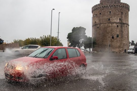 Πλημμυρισμένοι δρόμοι, προβλήματα στην κυκλοφορία και διακοπές ρεύματος στην Κεντρική Μακεδονία