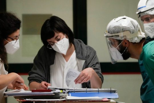 «Καλπάζουν» τουρισμός και covid στην Κρήτη