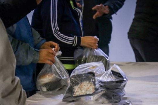 ΣΥΡΙΖΑ: Δεν δίνουν τα τρόφιμα σε άπορους, αλλά πληρώνουν ακριβές διαφημίσεις