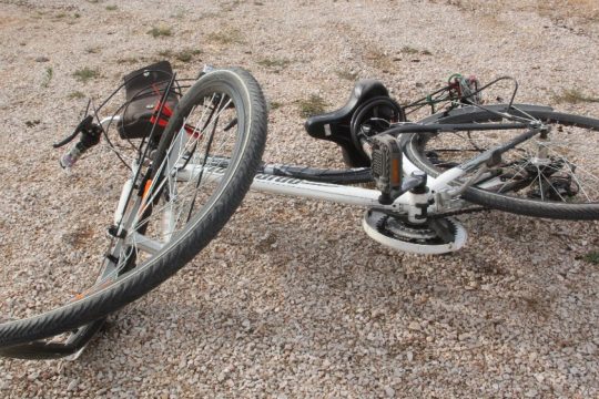 Μεσολόγγι: Ανήλικη ποδηλάτρια χτυπήθηκε από Ι.Χ. και «προσγειώθηκε» στο παρμπριζ