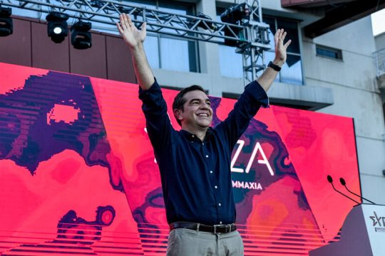 «Καταρρέει και δεν τολμά να πάει σε εκλογές»