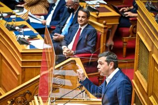 Ο Κ. Μητσοτάκης στη Βουλή με τον παραμορφωτικό καθρέφτη του