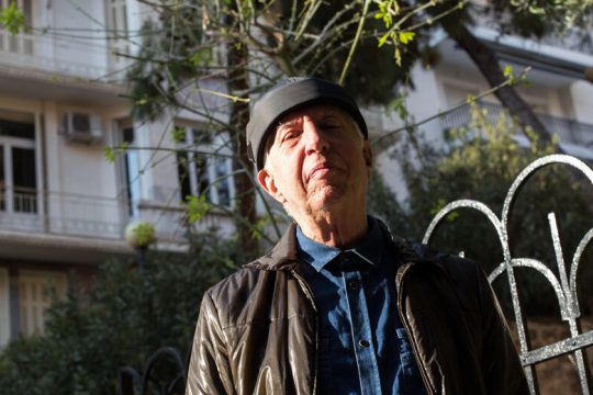 Μία ψιλόλιγνη φιγούρα στο φανάρι της Πατριάρχου Ιωακείμ
