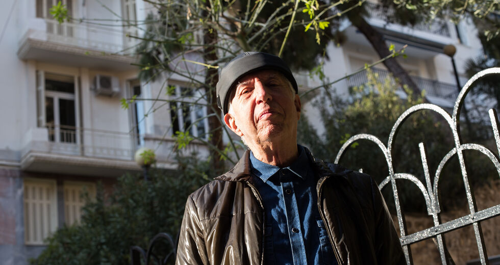 Μία ψιλόλιγνη φιγούρα στο φανάρι της Πατριάρχου Ιωακείμ