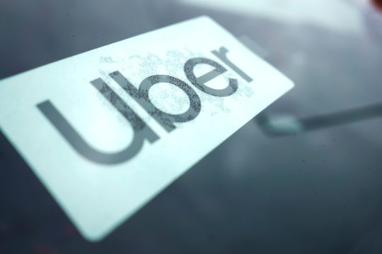 Ολομέτωπη επίθεση ΣΥΡΙΖΑ στην κυβέρνηση για την Uber