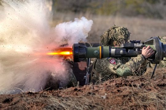 Οι ελλείψεις όπλων και πυρομαχικών στη Δύση δοκιμάζουν τον εφοδιασμό της Ουκρανίας