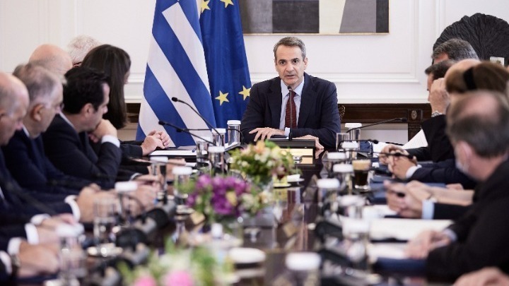 Προκλητικός Μητσοτάκης προς τους «πυροσβέστες της ξαπλώστρας» που ασκούν κριτική