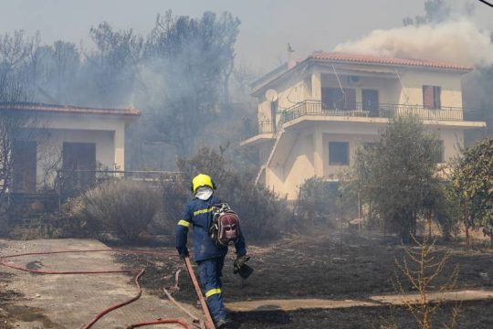 Πύρινος εφιάλτης στη Λέσβο με καμένα σπίτια και εκκένωση οικισμού