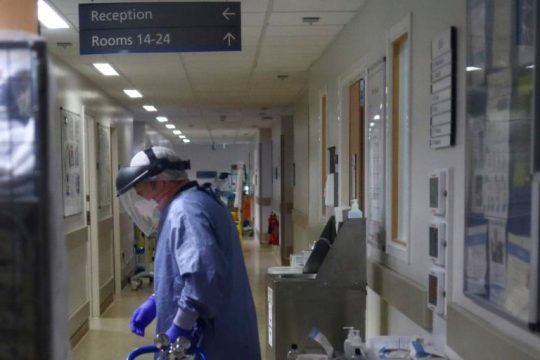 Σοβαρός κίνδυνος για υγειονομικούς κι ασθενείς από την υποστελέχωση του βρετανικού ΕΣΥ