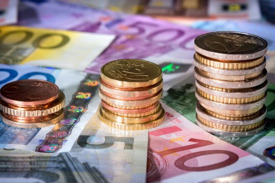 Πληθωρισμός και φόροι απογείωσαν τα έσοδα στον προϋπολογισμό