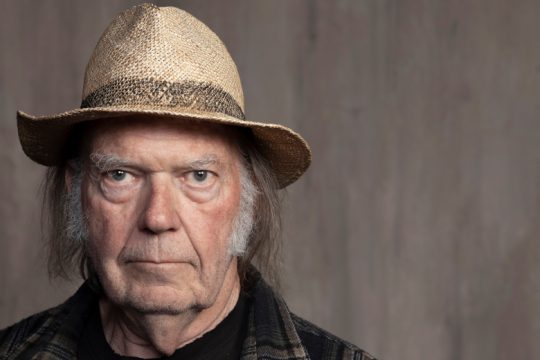 Neil Young: Μπορεί να μη με αφήσουν να επιστρέψω στις ΗΠΑ λόγω Τραμπ