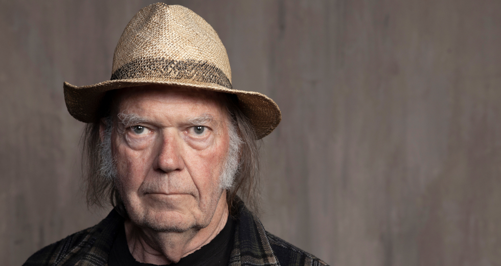 Neil Young: Μπορεί να μη με αφήσουν να επιστρέψω στις ΗΠΑ λόγω Τραμπ