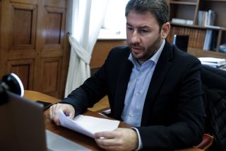 Διερευνάται δικαστικά η «παγίδευση» του κινητού του Νίκου Ανδρουλάκη
