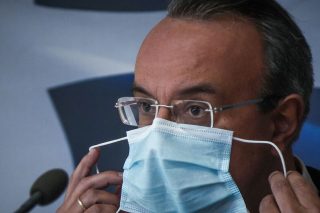 Επιχείρηση αλλαγής ατζέντας με… τάξιμο παροχών