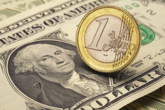 Βουτιά για το ευρώ: κάτω από την απόλυτη ισοτιμία με το δολάριο