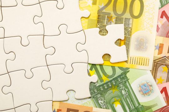 Το πολιτικό ρίσκο σκιάζει την οικονομία