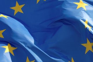 Εκρηκτικό μίγμα ύφεσης και υψηλού πληθωρισμού