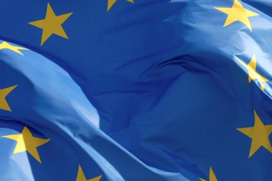 Εκρηκτικό μίγμα ύφεσης και υψηλού πληθωρισμού