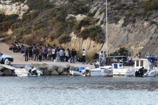 Διάσωση μεταναστών από μισοβυθισμένο σκάφος στη Νεάπολη Λακωνίας