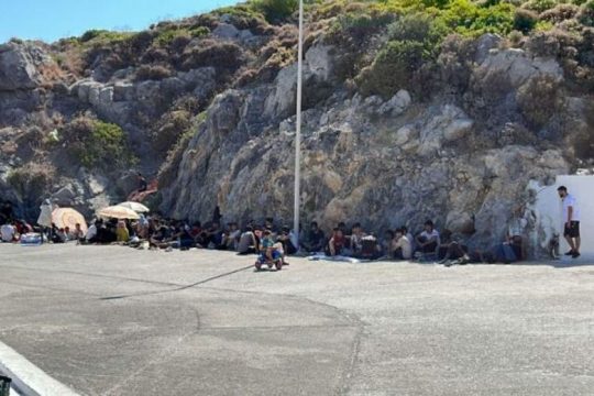 «Καψώνια» στους πρόσφυγες που έφτασαν στα Κύθηρα