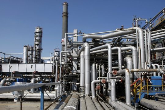 Επιμένουν τα διυλιστήρια σε ουρανοκατέβατα κέρδη