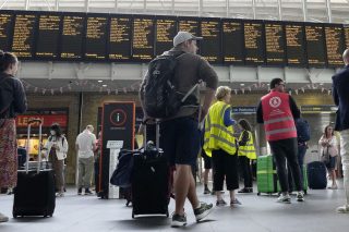 Οι Βρετανοί απεργούν, ο Μπόρις… κάνει μπάνια