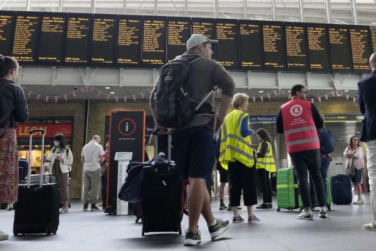 Οι Βρετανοί απεργούν, ο Μπόρις… κάνει μπάνια