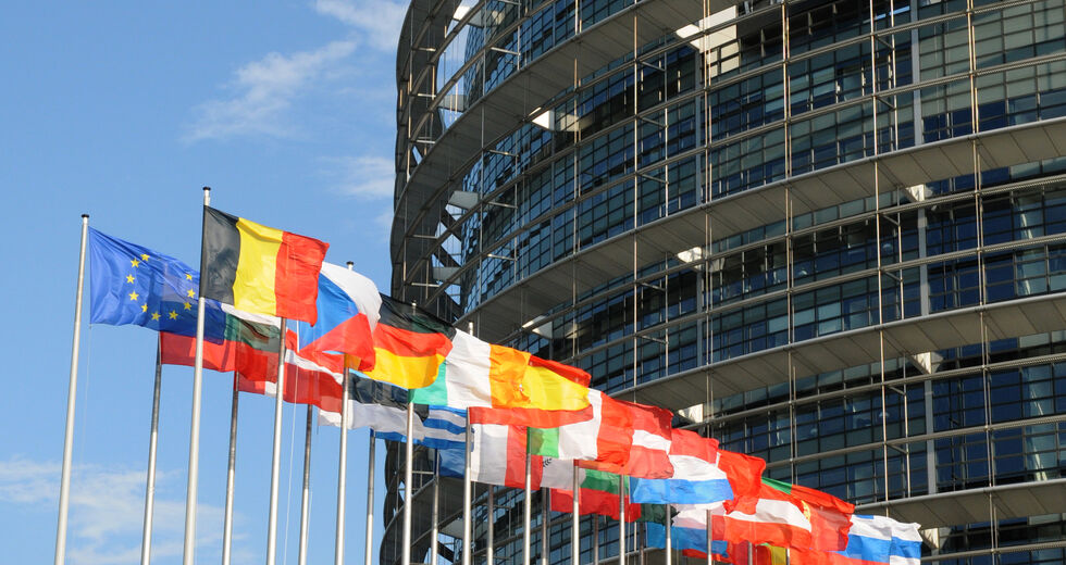 Μεσοβέζικη λύση στην Ε.Ε. για τις ρωσικές βίζες