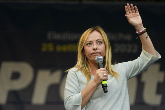 Η Μελόνι θέλει να κρύψει το φάντασμα του Ντούτσε