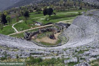 Σε ποιους δείχνει «κόκκινη κάρτα» ο Αριστοφάνης το 405 π.Χ;