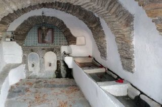 «Ιστορίες Νερού» σαν κυνήγι εικαστικού θησαυρού στην Τήνο