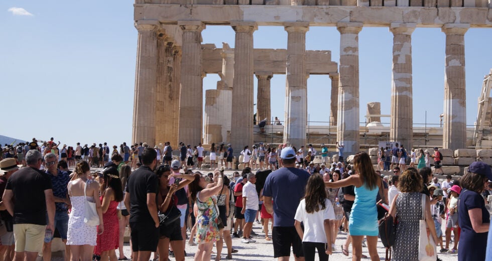 Και οι ξεναγοί κρούουν τον κώδωνα των ελλείψεων