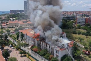 Κάηκε η στέγη, γλίτωσε η… ιστορία
