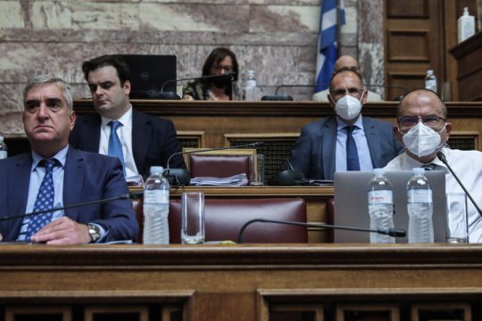 Ορθάνοιχτο το σκάνδαλο των παρακολουθήσεων