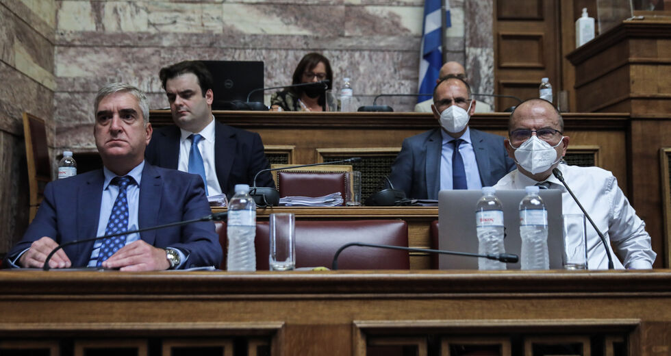 Ορθάνοιχτο το σκάνδαλο των παρακολουθήσεων