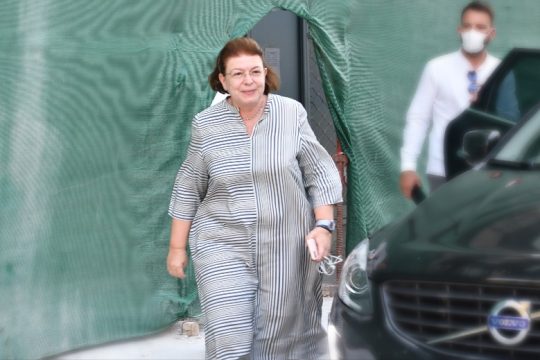 Η υπουργός και το… λιβάνι