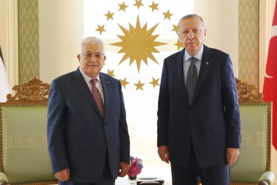Τα βρήκαν με το Ισραήλ, υποδέχονται τώρα τον ηγέτη των Παλαιστινίων