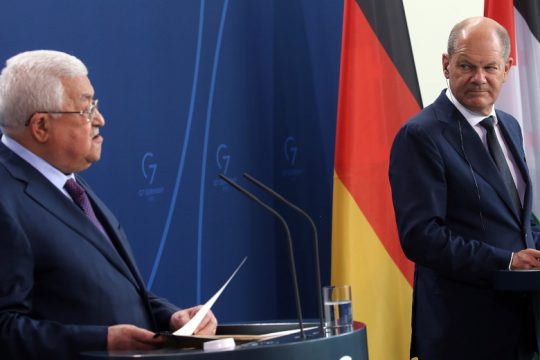 Επεισόδιο στην καγκελαρία μετά τις δηλώσεις Αμπάς για Ολοκαύτωμα