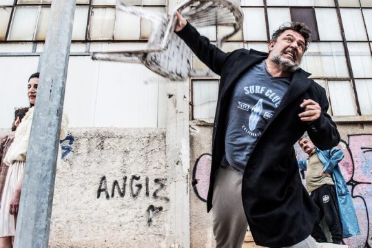 Ριψοκίνδυνη σκηνοθετική παρέμβαση σε μια συμβατική προσέγγιση