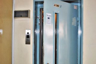 Χωρίς τις αισθήσεις της ηλικιωμένη - Εγκλωβίστηκε με αναπηρικό αμαξίδιο σε πόρτα ασανσέρ