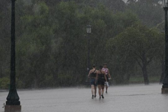 Ποτάμια οι δρόμοι από την έντονη βροχόπτωση
