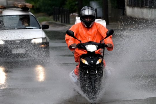Επιμένει η κακοκαιρία, μετρούν πληγές Κοζάνη και Χαλκιδική