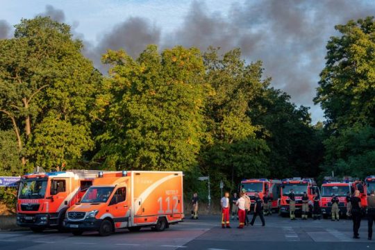 Εκτός ελέγχου η πυρκαγιά στο Βερολίνο μετά από έκρηξη σε αποθήκη πυρομαχικών