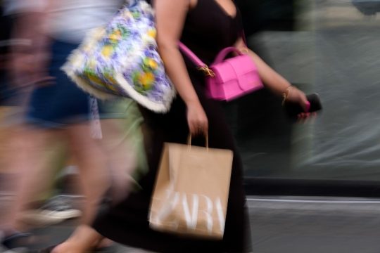Συρρίκνωση 0,1% της βρετανικής οικονομίας, επιτείνονται οι φόβοι για ύφεση
