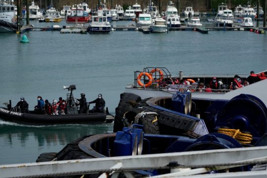 Σχεδόν 700 μετανάστες επιχείρησαν να φτάσουν στη Βρετανία μέσω Μάγχης σε μία μέρα