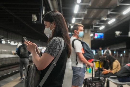Covid-19: Οι επιστήμονες προειδοποιούν για νέα κύματα της πανδημίας