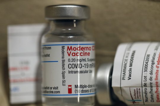 Εγκρίθηκε από τη Βρετανία το πρώτο εμβόλιο της Moderna κατά της Όμικρον
