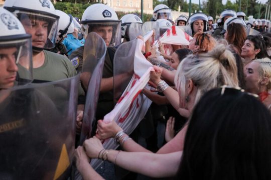 Επικοινωνιακές πιρουέτες «γαλάζιων» στελεχών για τις γυναικοκτονίες