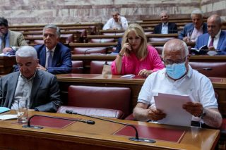 Γολγοθάς Μητσοτάκη στη Βουλή χωρίς… ακουστικά